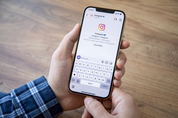 how to see who your boyfriend is messaging on instagram